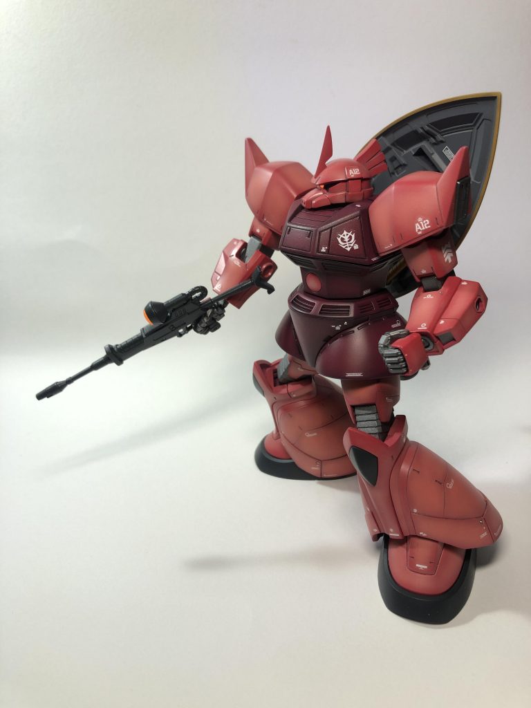 キットのままだとパイロットが外に出られないくらいハッチに装甲が被るので延長してコクピットハッチが被らないように工作したのと肩アーマーがなで肩っぽくなるので角度が下がらないように加工してあります。1番大変だったのが足のディテール追加で面構成がラウンドしているのでプラ板で厚みをつけるのが難しかったのでプラ棒とパテで厚みを付けてます。