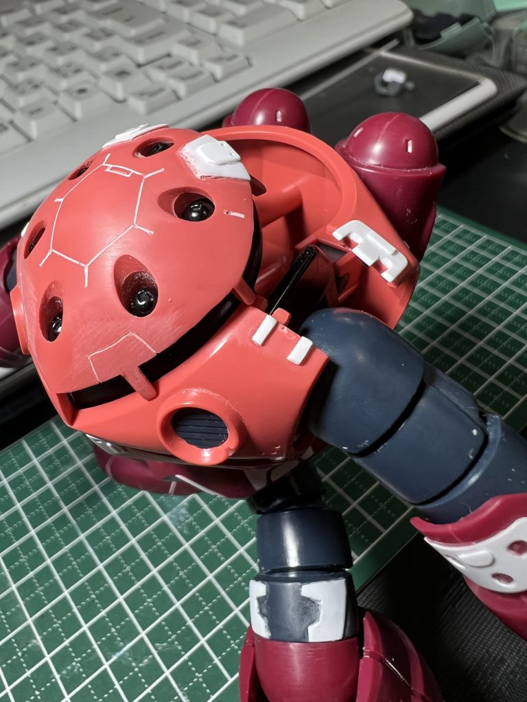 後ハメ加工の技術は無いので合わせ目消しを自作ディティールパーツで隠しました