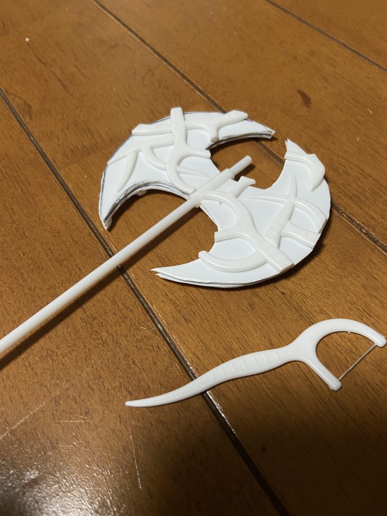 ペラペラだった斧は表裏にプラ板貼っても、まだ薄かったのとのっぺりして地味だったので100均のフロスでディテールアップ!いやん、悪いデザインwwこのあとMSスパイクと伸ばしランナーでディテールアップ、トライバル風の柄を手書きで書き込みました。オリ武器企画にも欲張っちゃうぞ!