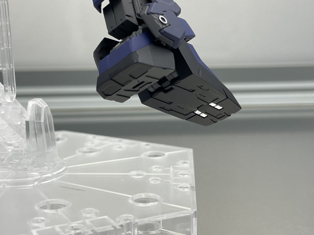 足の裏も4アーティストマーカー(シルバー)で塗装。ガラケーのクレードル充電器の対応端子かな。