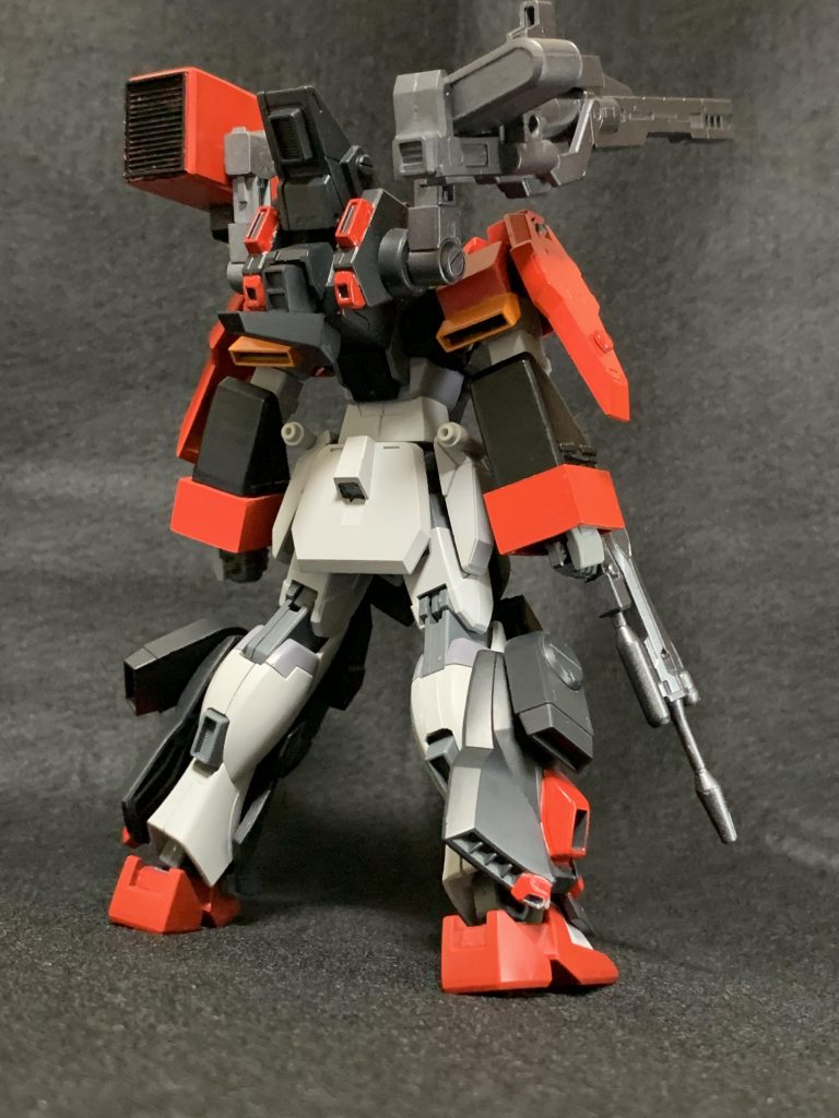 背面から。ストライカーパックはジャンク品の山からそれらしいものを選んで作りました。何度もロングダガーの設定画と見比べて似せるようにしました。