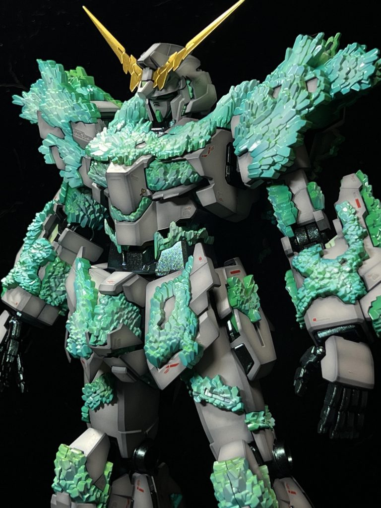 ライト無しでほんわか光ってる感じを塗装で出せればなぁとやってみました。装甲はグラデでマットなホワイト。フレームは偏光塗料使用してます。