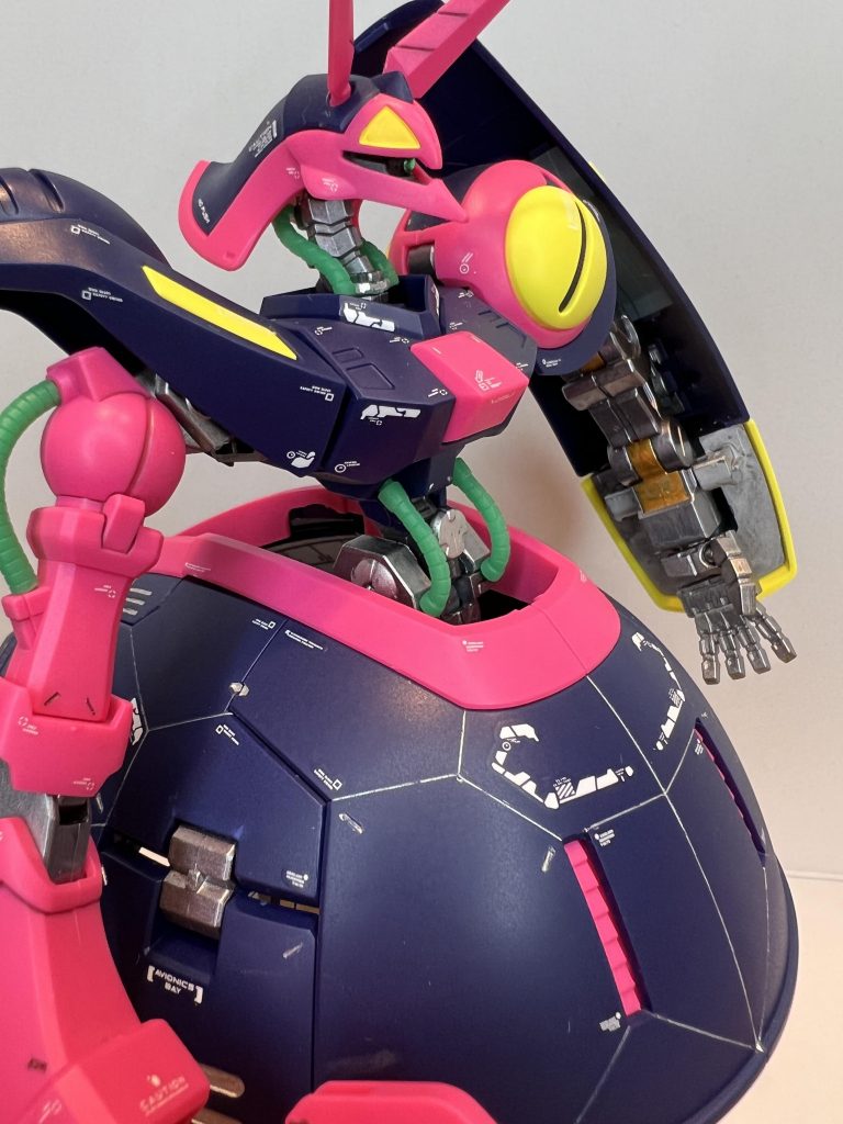 さすが最新のガンプラ、とても組みやすいキットです。成形色もアニメのイメージに近くそのままでも個人的には好きです。