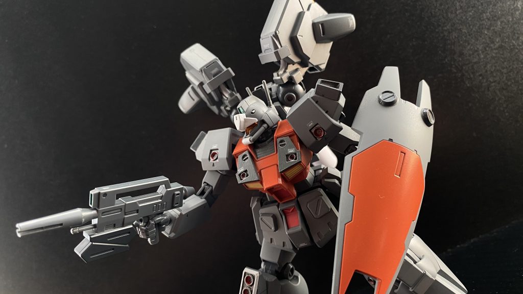 MS訓練校の教官となったコウ・ウラキ。他の教官らに比べて、穏やかな彼は訓練生達には好かれているようだ。また、メカニック関係に対しても深い知識を持つ為、整備士達の信頼も厚い。同時に教官となった、キース、モーラとは、月に一度、交代で店を予約して3人で飲んでいる。