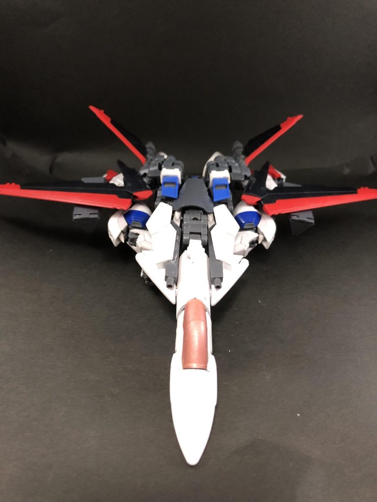 上から。この状態でも全ての武装が使えます。中に入り込んだビームサーベルもくるっと回せば上に出てきます。