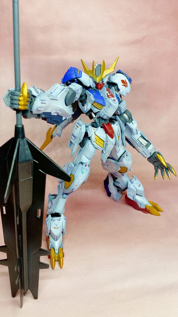 塗装はガイアのメカサフスーパーヘビィを下地に各種塗装。白→HJクールホワイト赤→ヘキサレッド青→ブライトロイヤルブルー金→スターブライトゴールド紺→ダークブルーイッシュパープル緑→パステルプリズムミントグリーンライトブルー武器→メタリックブラックパイプ類→ブリビアスシルバーデカールはガンダムデカールオルフェンズ汎用①とRGキャンペーンデカールを使用。