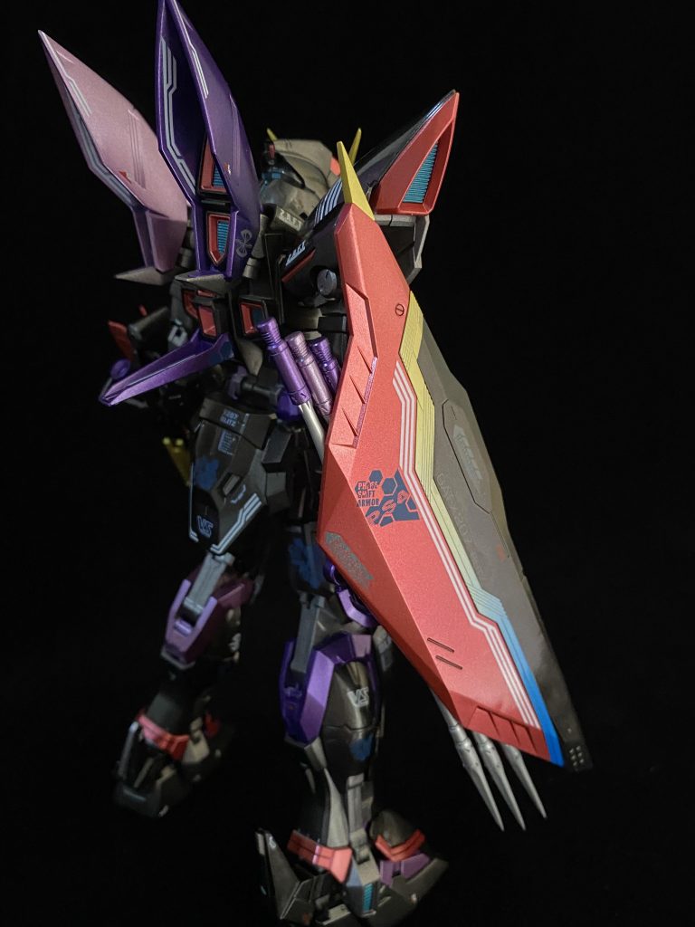 シールドの一部をレインボー塗装して味付けしてます！