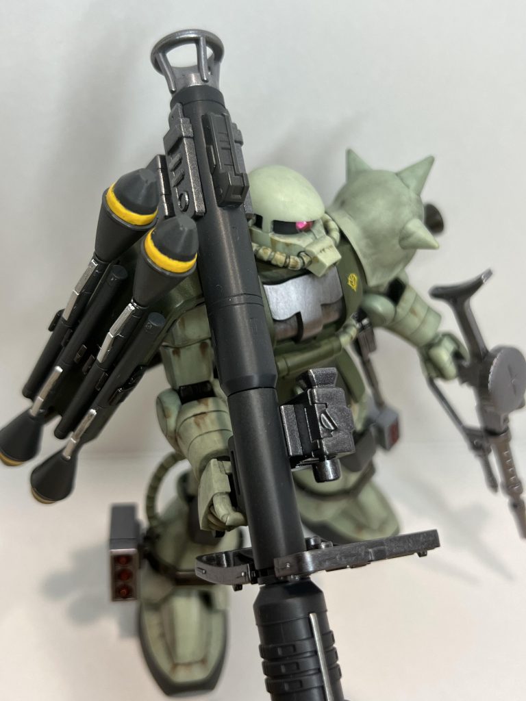 ウェザリングはガンダムマーカーの拭き取りで。ガンダムマーカーのウェザリングは手軽で優秀ですね。武装はガンダムシステムウェポンキットから。肩のシールドは軸と穴のサイズが合わなかったのであまりもののポリキャップをサイズあわせてカットしてはめ込みました。