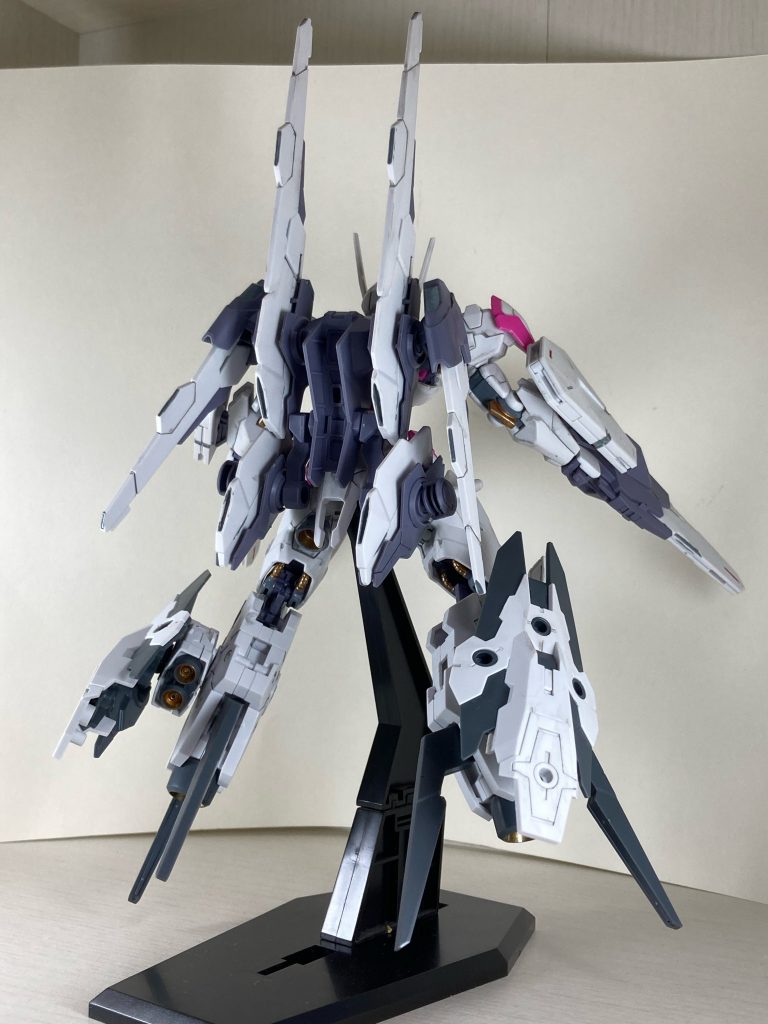 ビットオンフォームは背面にスラスターを集中させている。攻撃は両手に装備したガンビットライフルによる射撃。