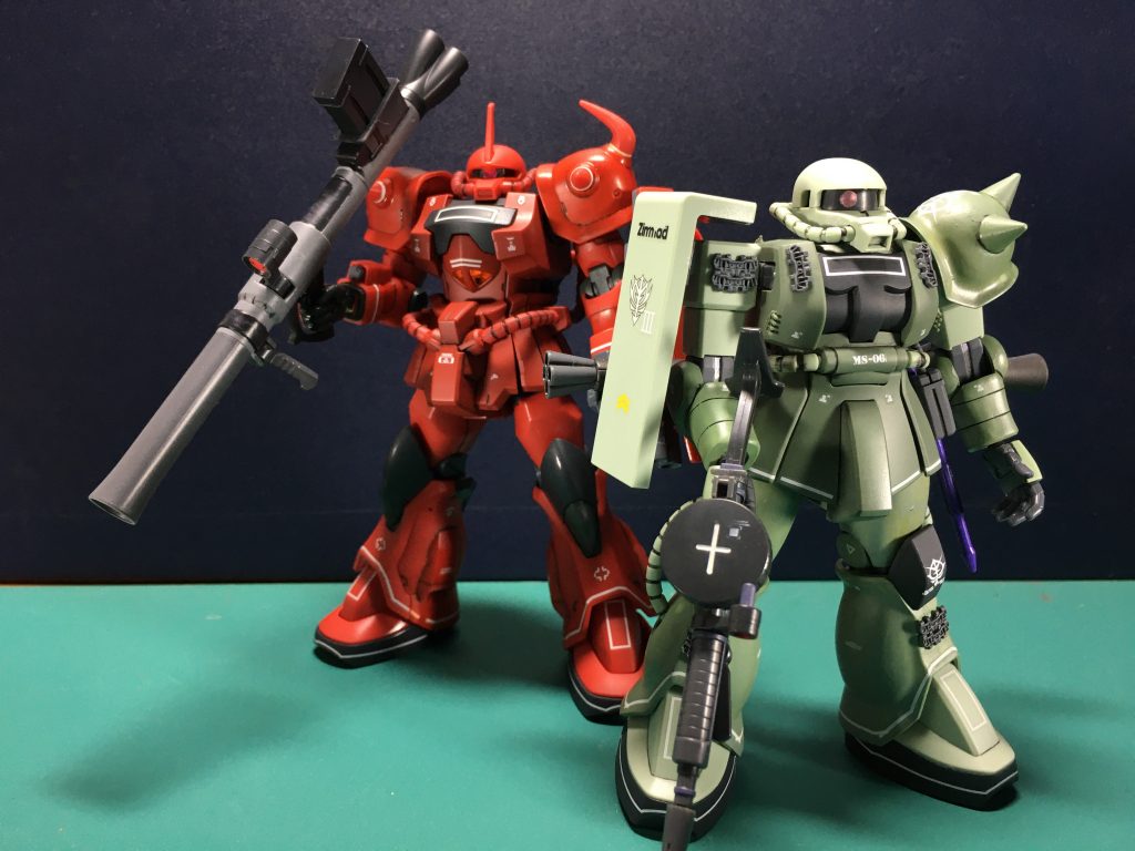 　今回のザクは過去作のグフクリムゾンカスタムの僚機として製作したものになります。キットの造形上スネの姿勢制御バーニアが無い(1stのアニメ設定ではそもそもないですが、近年のキットではF型でバーニアがある)ことからJ型扱いにしています。