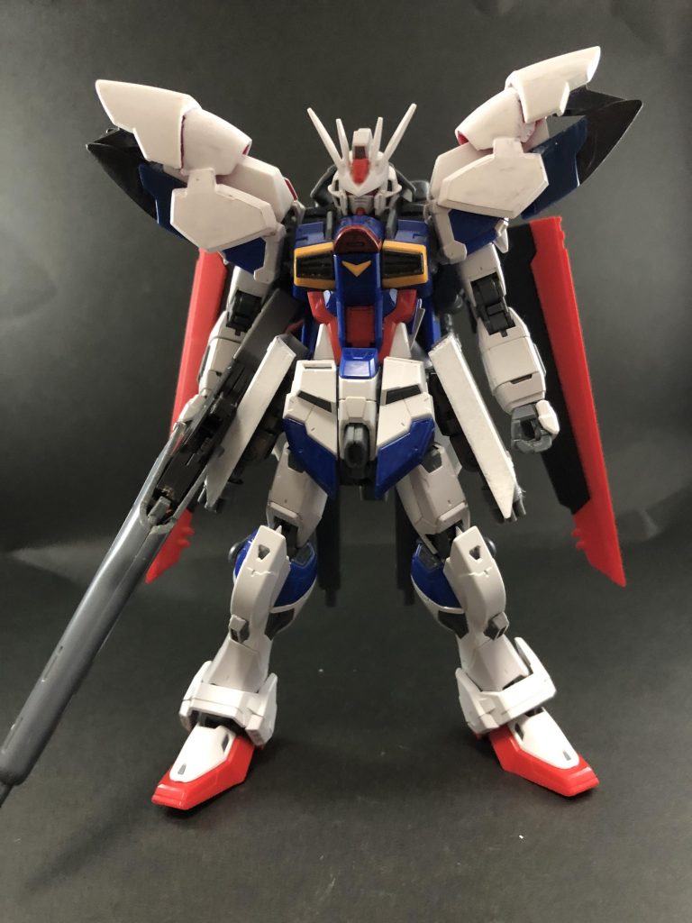 正面。今回は試験的に部分塗装を行いました。とはいえガンダムマーカーでの塗装な上、へたっぴなのでムラがはんぱないです。