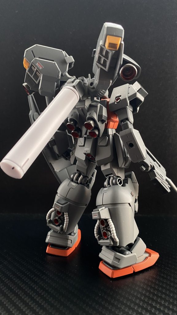 本機体において、一際目を引くのは、やはり、その背に装着された、二対のバーニアユニットだろう。改修の際、背部にバーニアユニットを付けよう。と言うキースの悪ノリに対し、モーラのツテとコネにより、何処からかもってきた物である。(モーラさん…)尚、本機の改修時期は、UC0089〜90頃である。