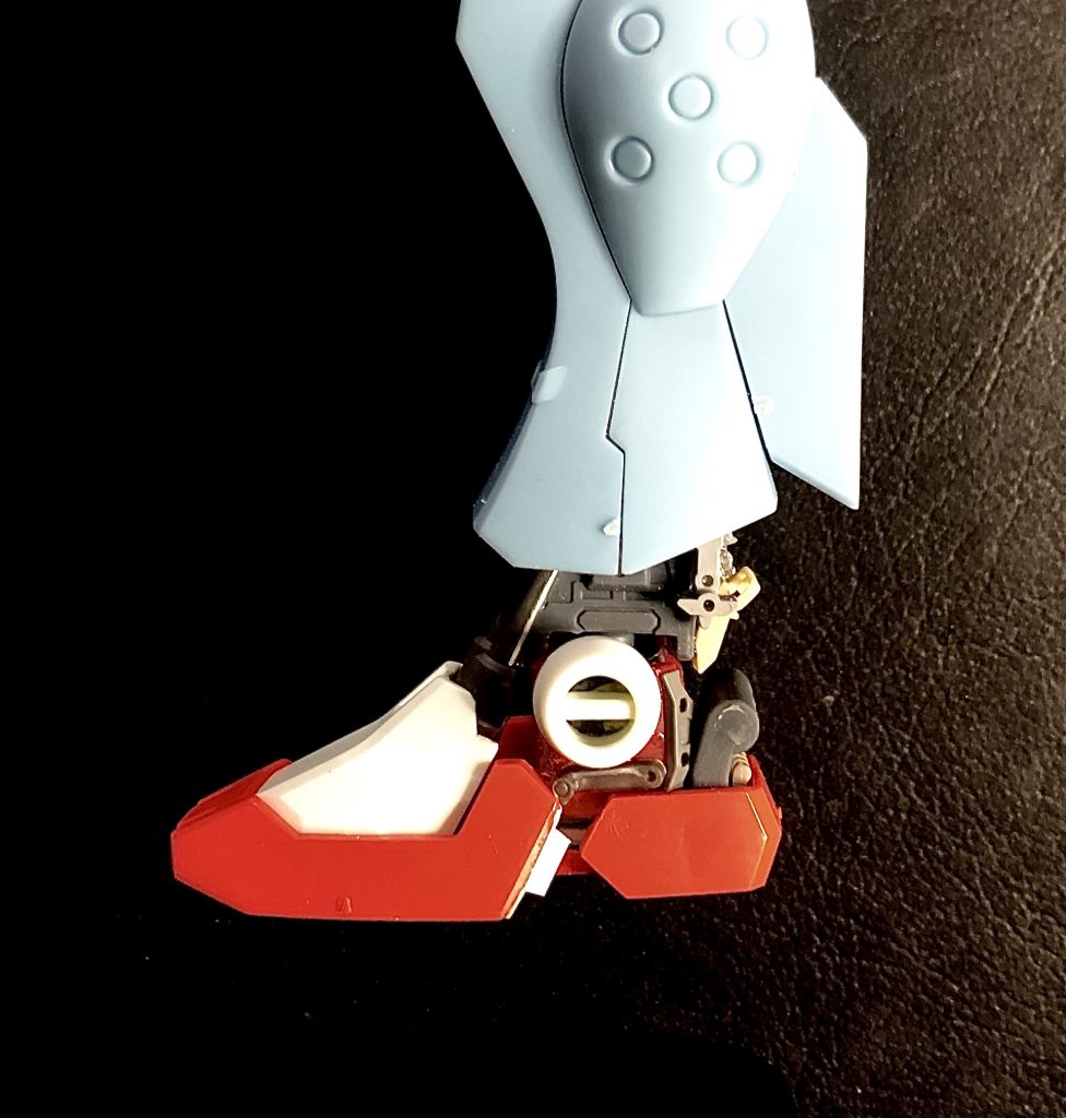 一番最初に足の改造から着手しました。シリンダー等が可動域に干渉しない事と全体が縦長のシルエットになるはずと想定して関節はかなりキツめに設定して安定した自立を目指しました。