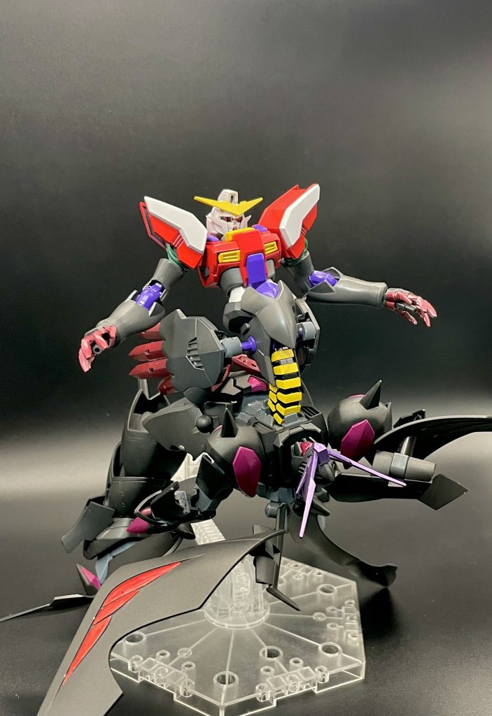 負の感情を吸い上げ続けるガンダムオムパロスの自己進化は止まらない。 これはまさに、羽化のような光景であった。