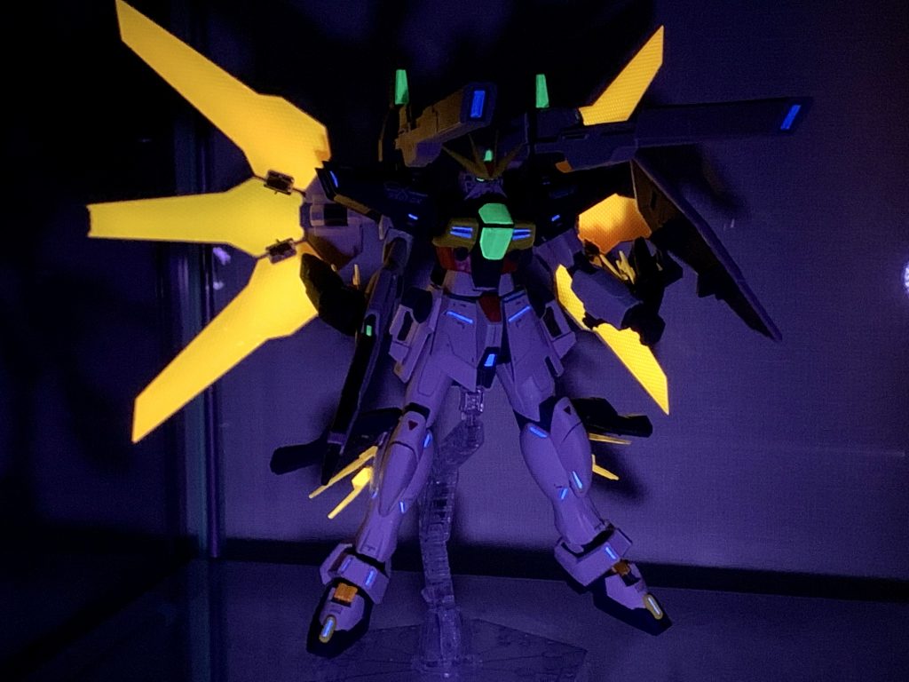 ブラックライトを当てるとこんな感じです。