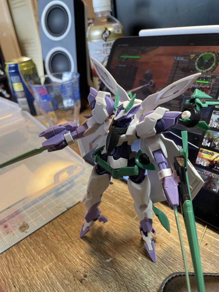 仮組み時。EDFのプレイ動画をみながら作業しています。