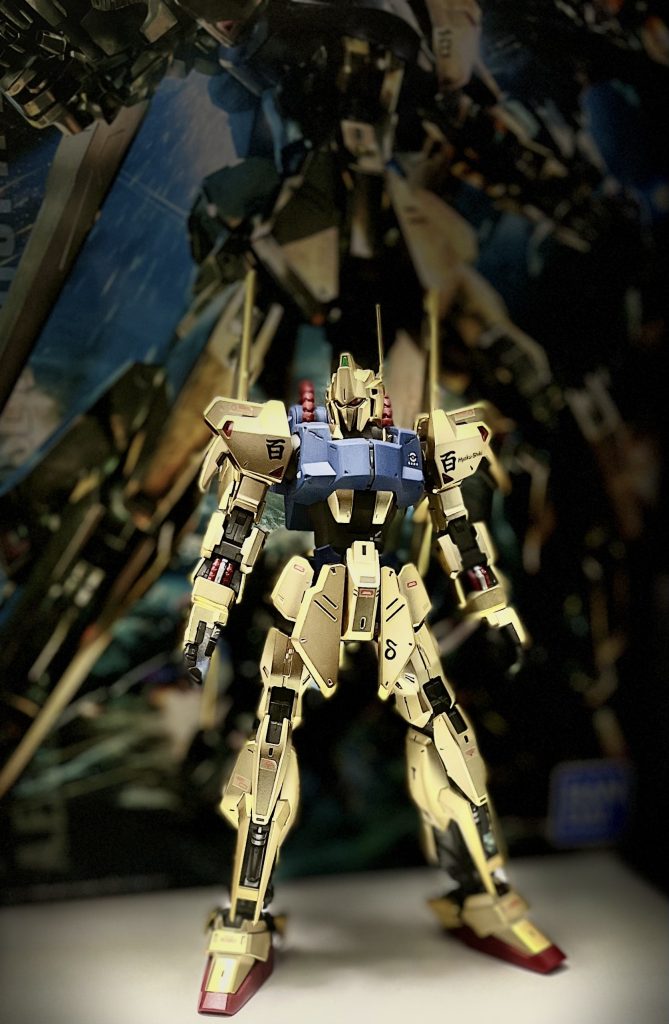 2.0になってスタイルがかなり良くなりましたね。素立ちでもかっこいい!デカールは付属の物を貼ってるのですが、余白部分が目立ってしまうので暇な時に水転写に貼り直したいと思います。また、装甲部分はメッキ加工がされているのでスミ入れ時にはみ出た部分を拭き取ろうと溶剤を付けたのですが案の定、剥げてしまいました。少量ならそんなに問題はありませんでした。