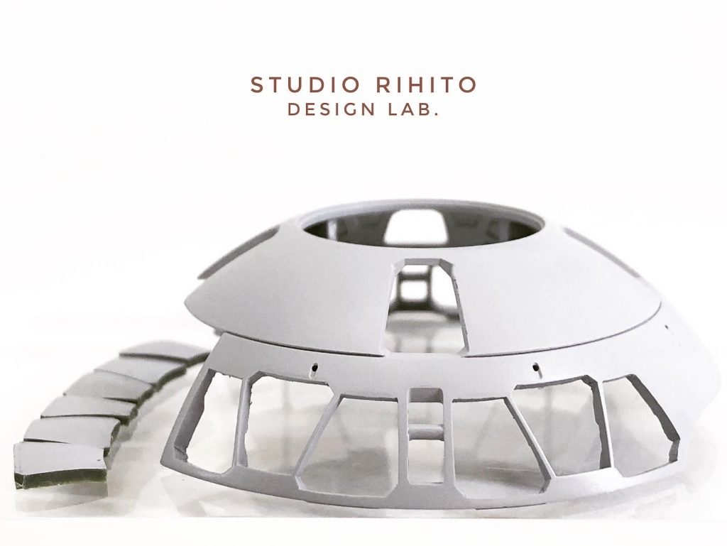 外装は全体的に既存のパネルラインをスムージングして埋めてから、フロントフードの両サイドに開口したトラスとデザインを合わせるようにフロントサイドをタガネでトラス抜きレイヤー構造の内部フレームが見えるようにしています