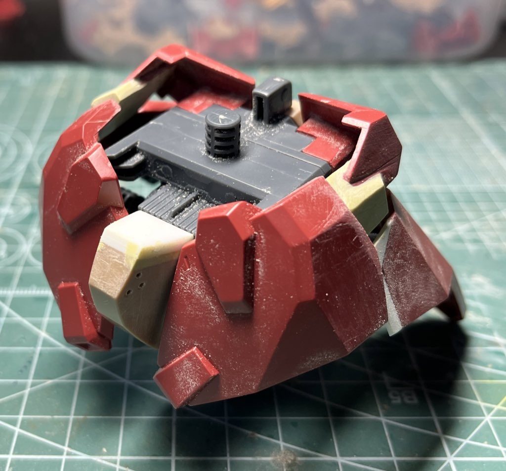 腰のアーマーはプラ板とパテで自然に繋がるように調整。