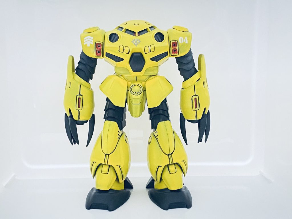 正面の写真。デーカルはあんまり貼れなかったので胸元と両肩のみになります。専用機なのでジオン軍の階級では大尉になります!