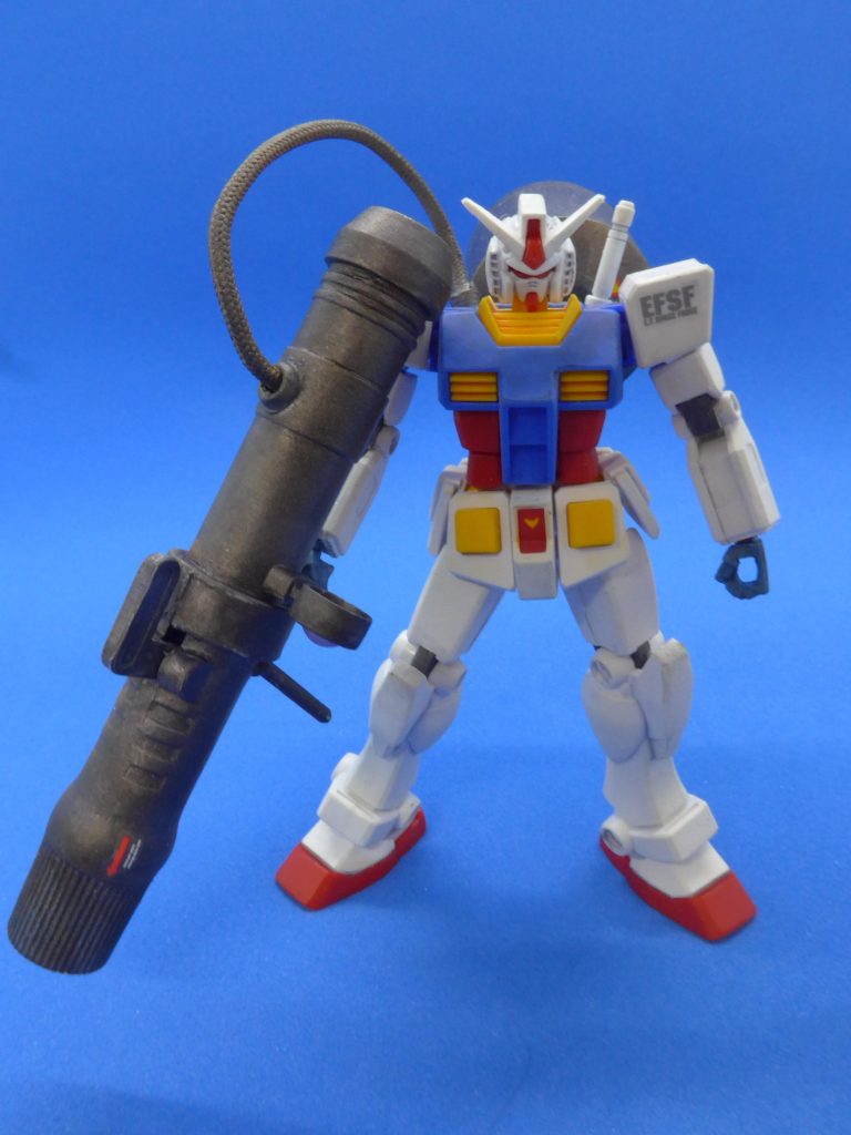 正面から。1/100ではちょうどですが、トライアルキット(全高約10cm)では強力な兵器に見えませんか?タミヤのプラパテの蓋をつけました。結構似合ってませんか?