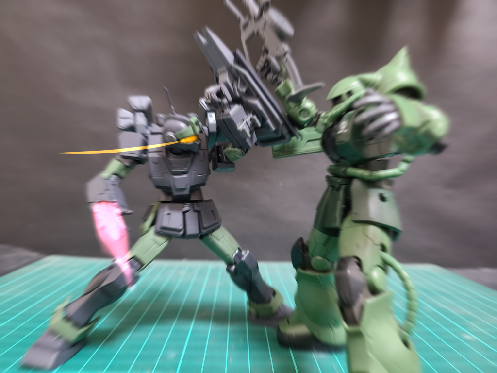 懐に入りシールドでマシンガンを退ける!ジオン兵「ぐっ!!」β「私達…「犬の部隊」ですけど…」