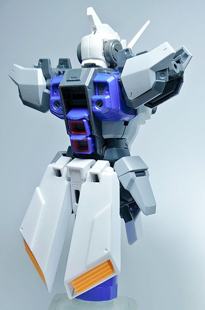 ジャンクパーツやプラ板を駆使しながらチマチマと似せていきました。