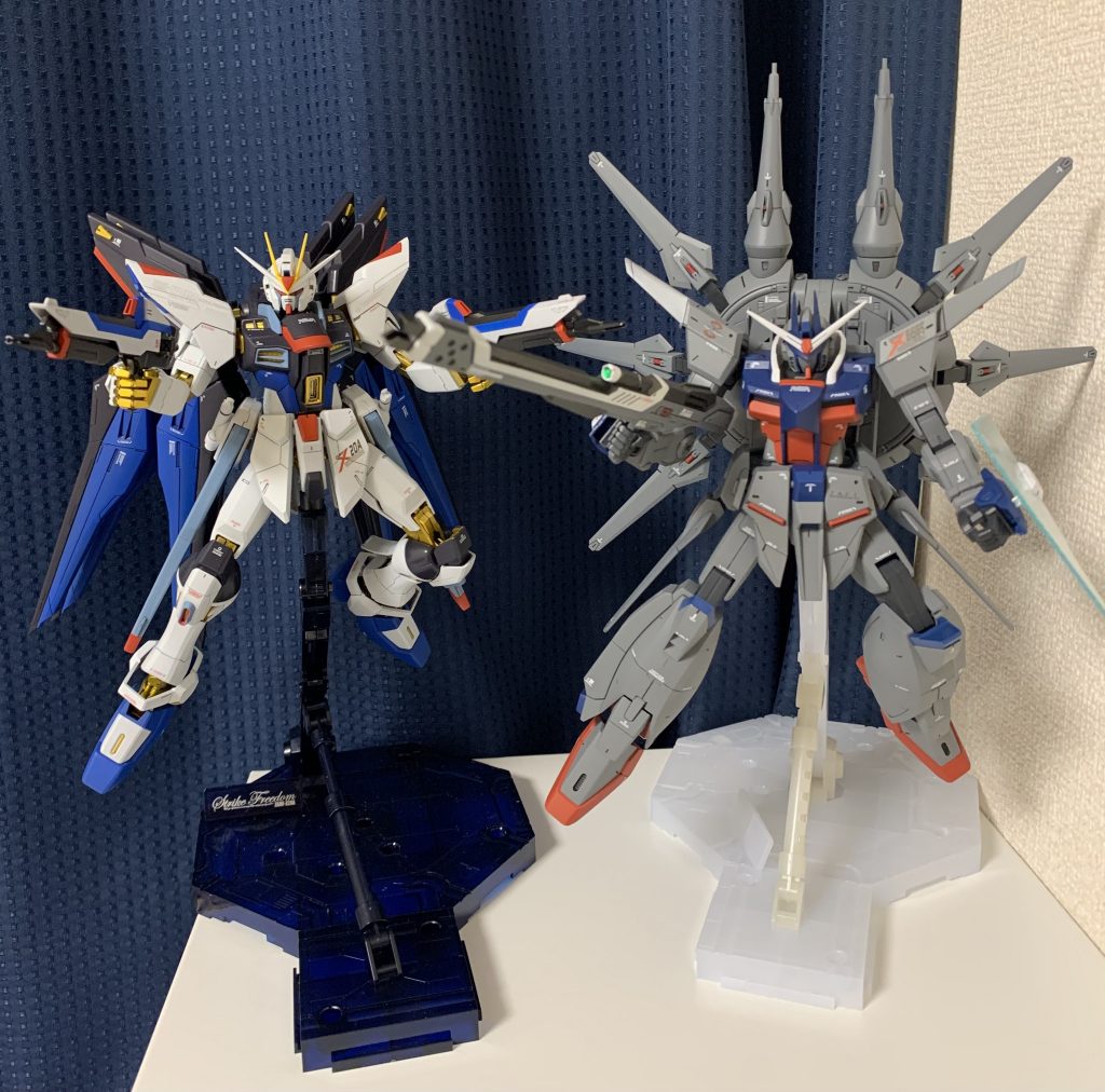 先日作成したMGストライクフリーダムと。股関節の稼働は狭いですが、ディテール追加したことで、MGと並べても違和感ありません。ただ置き場所に困ります…w