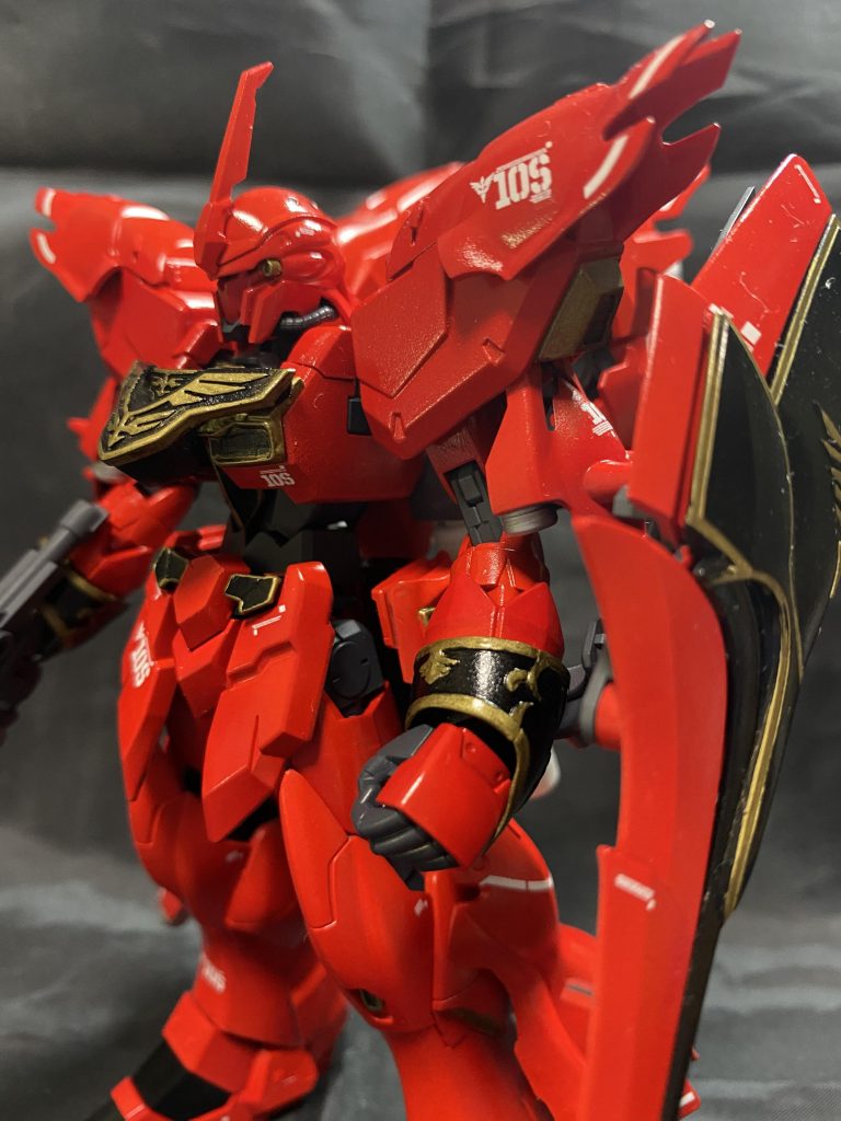 左側面!エングレービングも頑張って塗り分け、赤い機体にゴールドのエングレが映えます。