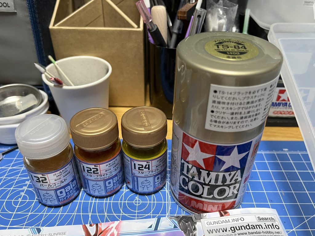 さて塗装ですが、モチーフがゴールドなアレなんで、当然全身金色なのですが、全部同じ色はちょっとな…と思ったので、手持ちの金色を総動員しての同系色塗り分けにしました。まだ使ったことなくてどんな色になるかも不明だったんだぜ…w