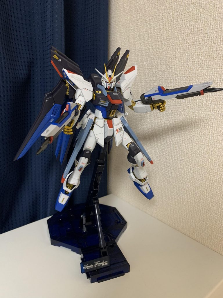 ライフルを構えて。フレームはゴールドの光沢仕上げにしています。他の部分はつや消し仕上げです。水転写デカールは色々使用しています。