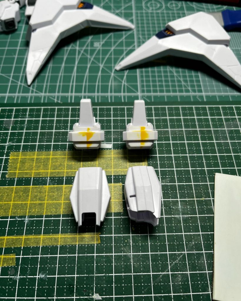 合わせ目を消すのがめんどくさかったので段落ちモールド化スジボリ堂さんのダンモが欲しい！！プラ板当ててスジボリカーバイトにてダンモ作ってます肩の上部に段差できるんですが私だけ？パーツの組み合わせ間違ってる？？パテ埋めしておきました。。