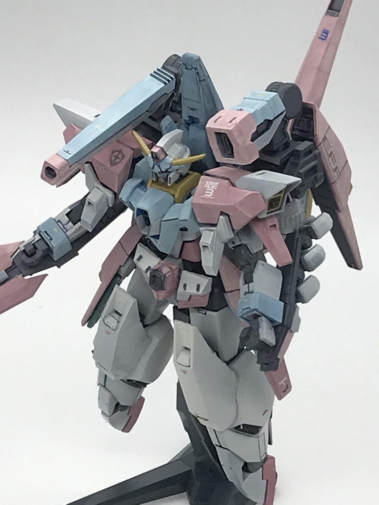 オービタルと言えば、ガンダムZZ的な大火力なので、始めはフルアーマーダブルZの用に肩にどデカいランチャーを持たせようかと思いました。その名残にヘソにビームの発射口が付いています。AGEのデザインに合わせてエネルギーチューブは無くしています。サイドスカートに裏には、FXへの布石的には、試作型Cファンネルを搭載しました。
