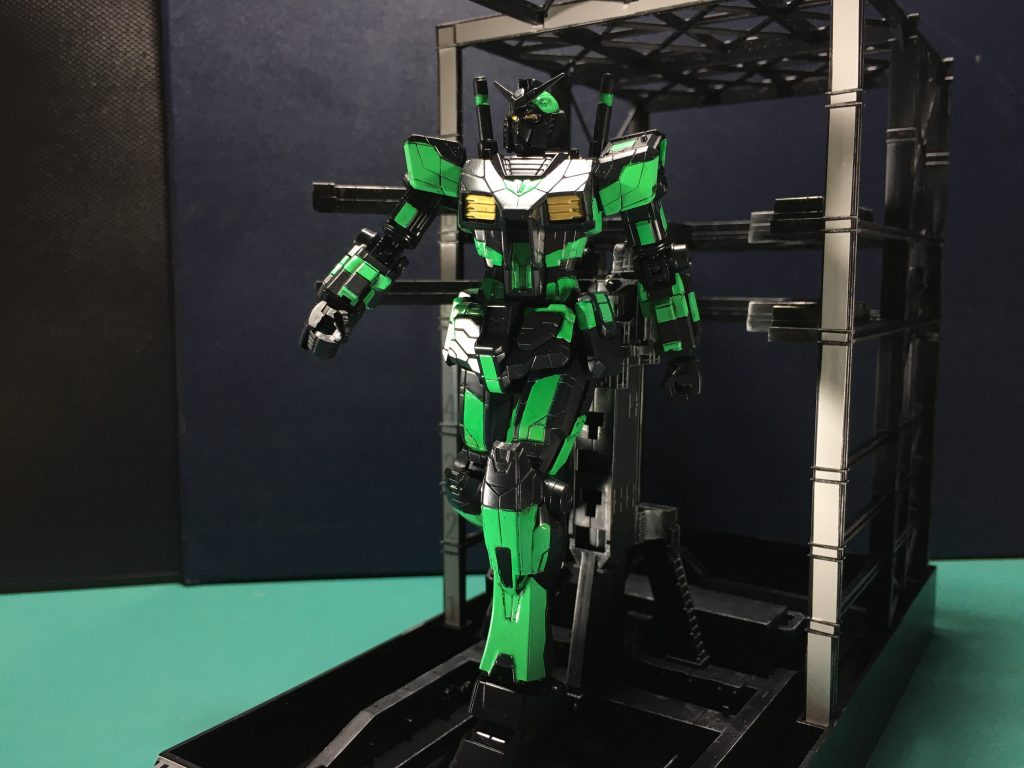 塗装は全てガンダムマーカーです。緑=ガンダムマーカー ガンダムアイグリーン金=同ゴールド アイグリーンは意外と隠蔽力が弱くて難儀しました。また、元のリサーキュレーションカラーに合わせてスミ入れはしていませんが、アイグリーンを薄めて全身にスミ入れするのも手だったのかな、と思ってます。通常版のF00ならそこまで気にならないですがこの色では逆にクドくなるかとも感じるので、そのあたりのさじ加減は個人の好みで変わって来そうですね。 今回はキャラクター性を考慮してコーション類などのデカールは貼っていません。