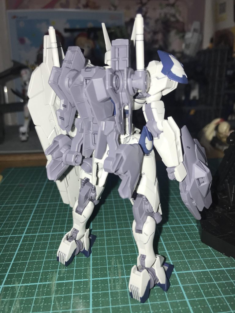 背面。ゴツいバックパックも墨入れを少々。