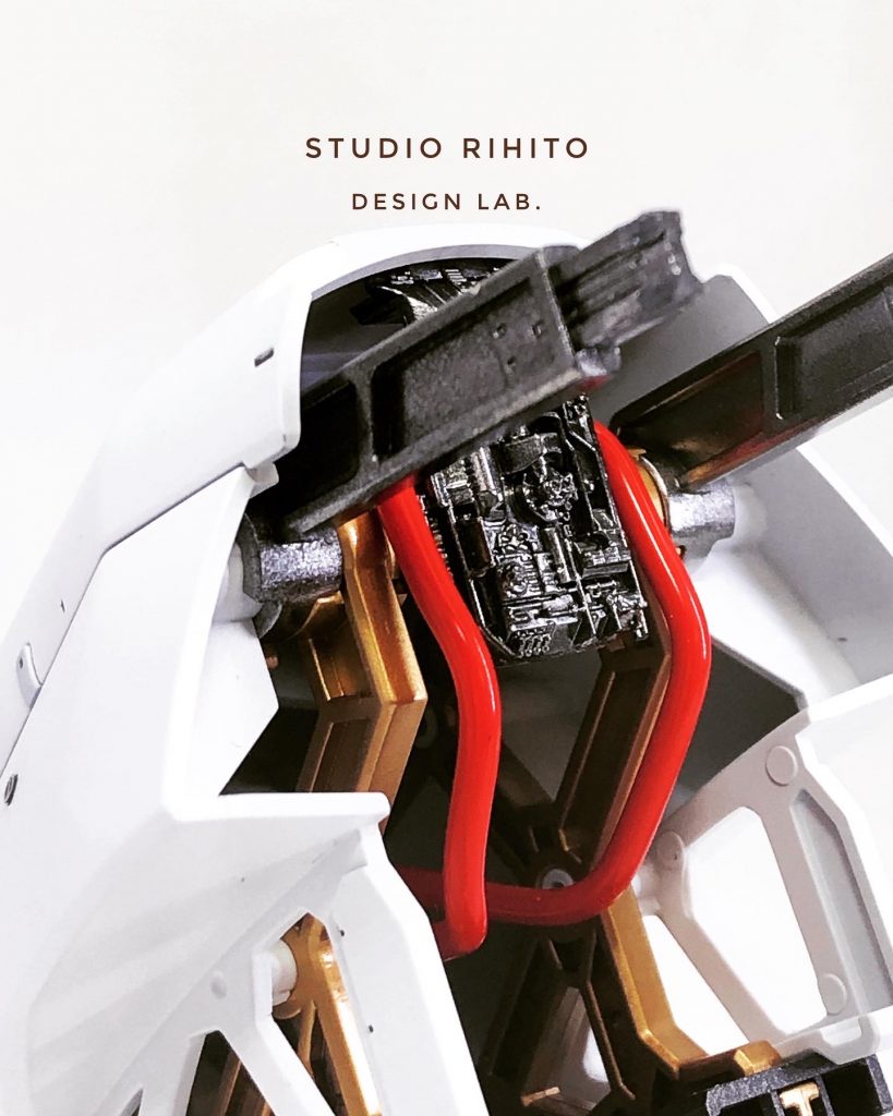 フロントフード内部はラジエーターやターボパイプなど意識してディテールを詰め込み