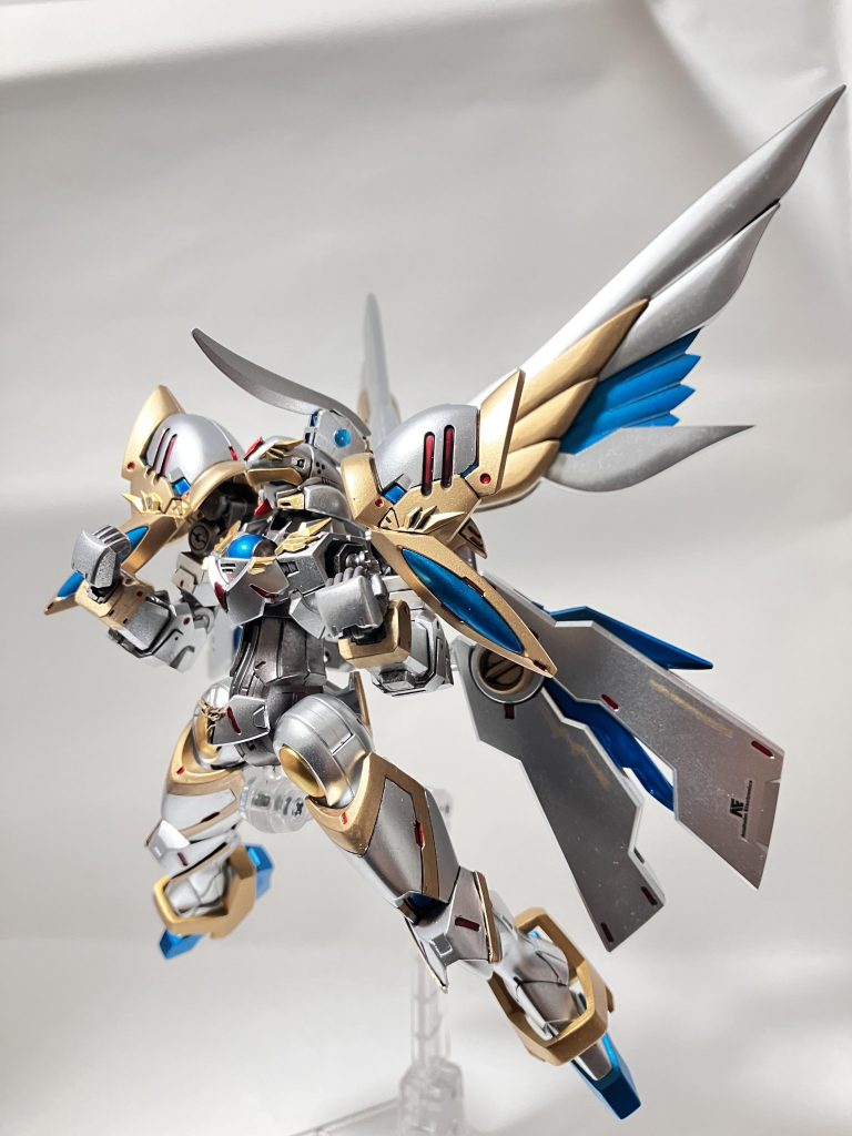 この機体の最も得意な空中戦では背中の翼が展開する