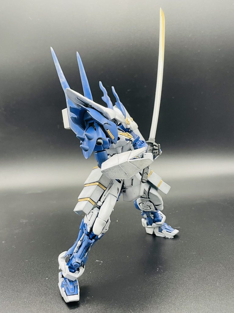 1回塗り直すために、ペイントリムーバーにアドバンスドMSジョイントごと浸けたのですが、そのせいかわかりませんけど足関節がゆるくなってしまって全然立てませんでした。東武パーツをトップコート吹く直前に左のほっぺのパーツが折れたりと散々でしたが、自分としてはお気に入りの一作が作れたので満足しています。 