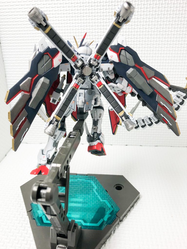 背部です。フルクロスは、前と後ろでデザインも違うので、別の機体のパーツをつけたりと印象を変えるようにしました。