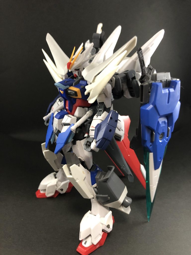 側面。シールドとスタビライザーで自立を補助していますが、一応補助なしでも自立できます。