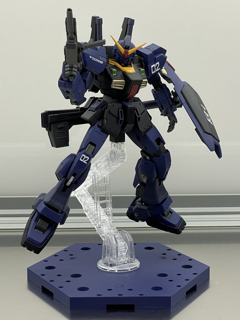 アクションベースの台座もボディカラーの【ティターンズブルー2】で塗装。…悪くない。