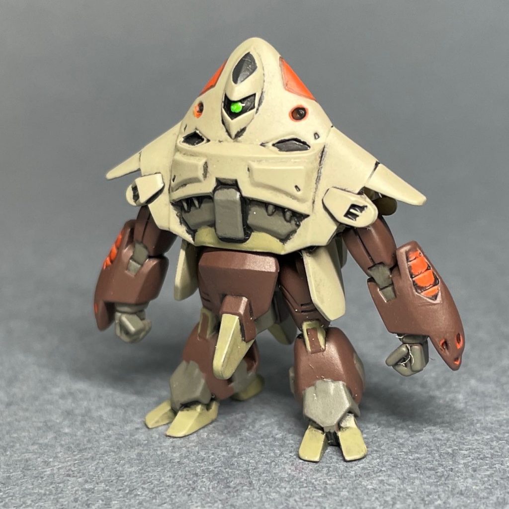 まえ 入浴剤に入っていたモビルグーンの上半身の合わせ目を消し、腕のパーツの後ろの肉抜き穴を埋めてから全塗装しました。