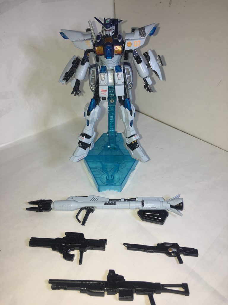 機動性を活かした一撃離脱戦法のため、ビームランチャーを主兵装にしているが、ビームライフルや実弾兵装を所持するため汎用性に富む。