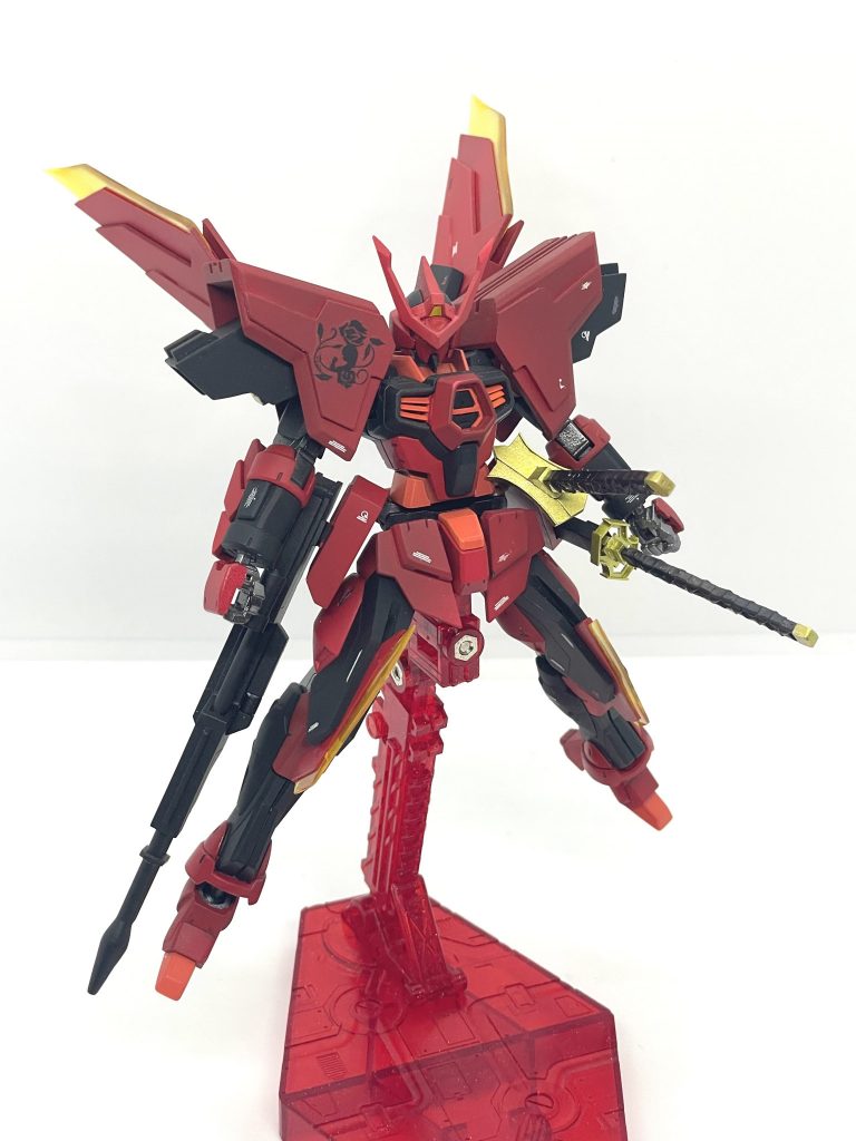 正面。刀を二振り、ビームライフル一丁、Cファンネルを4基装備しています。