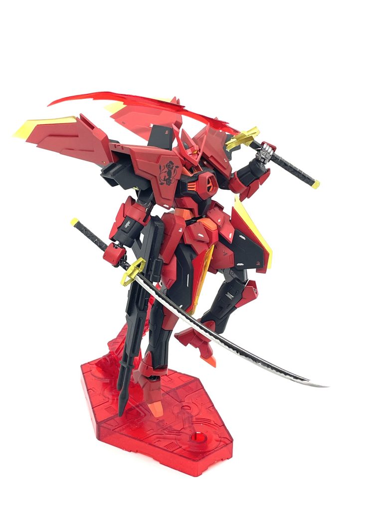 刀を構えた状態。刀と鞘はフルスクラッチで、ビームソードの刀のクリアパーツはクリアレジンで作りました。