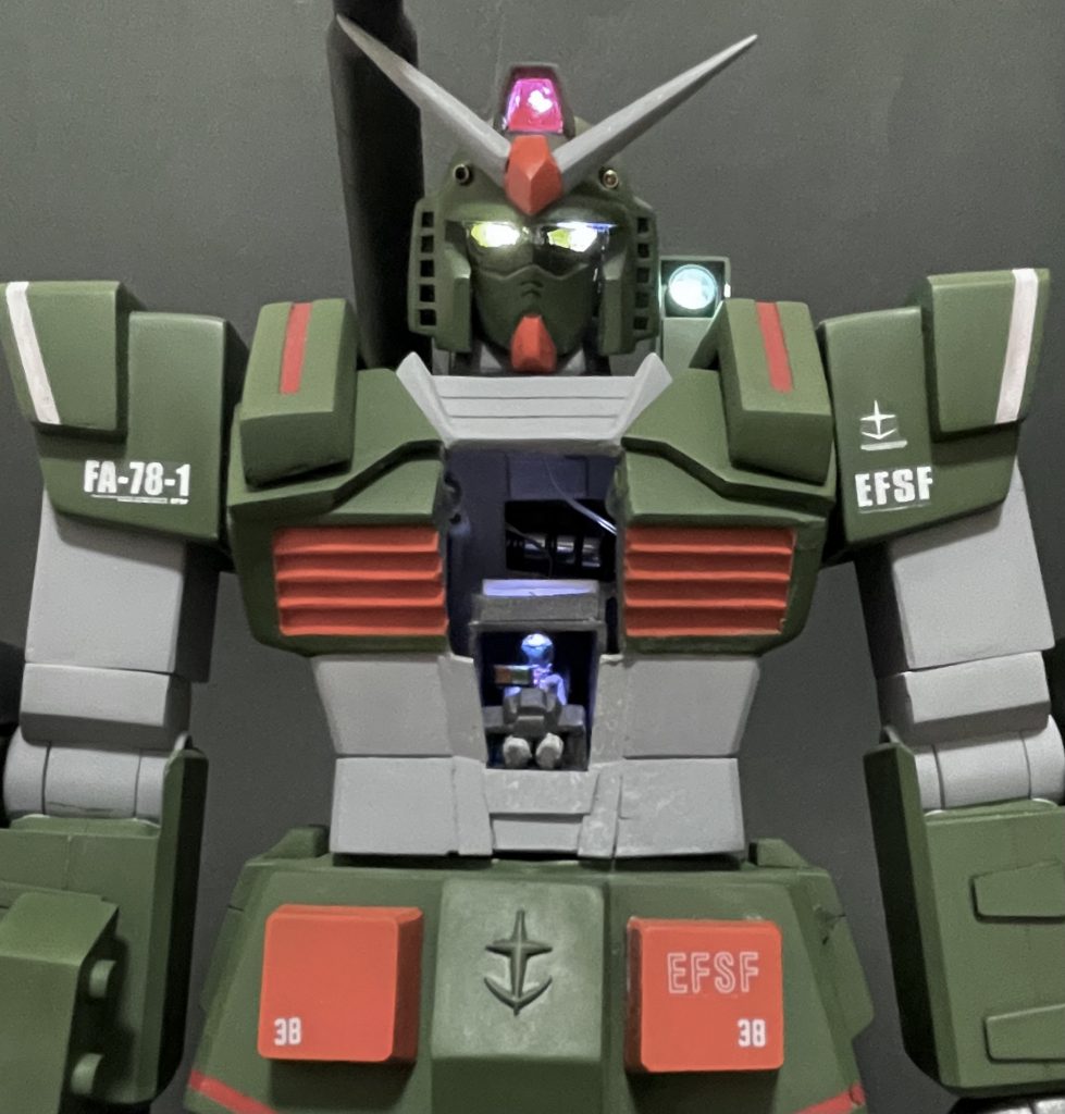 頭部カメラとバックパックのセンサー、背部バーニアと、コクピット内部が発光します。