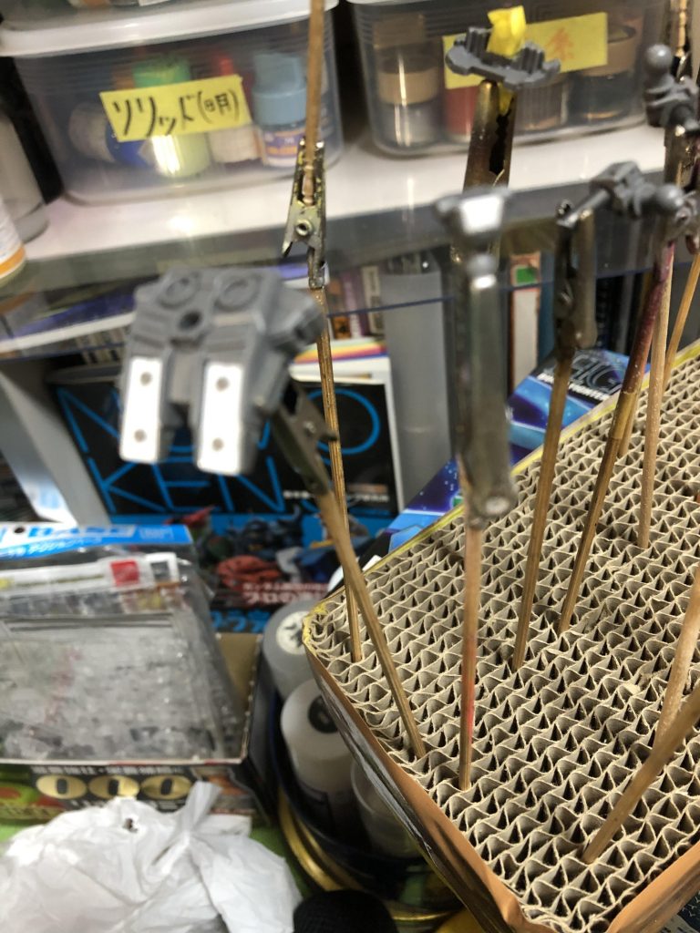 ピンぼけしてますがキットのバーニアを削り落としプラ板で土台を製作、丸いディテールはバーニアの位置決めを兼ねた内部ディテールです。