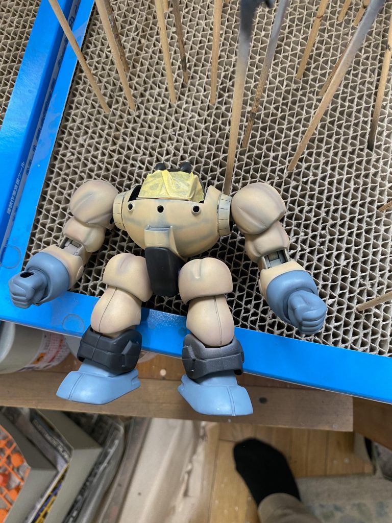 塗装中! 黒サフ吹いて影を残しながら筋肉ぽく塗っていきます。