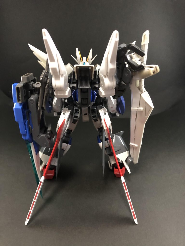 背面。目立つ肉抜きは全部スラスターです。そういう設定です。