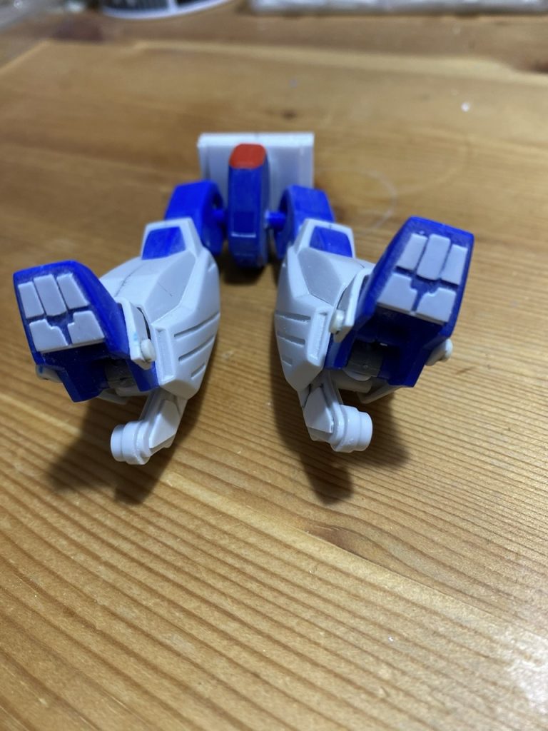 完成写真を撮るのを忘れていましたが、戦車形態時で見える足裏やキャタピラ内側もプラ板でディテールを追加してあります。